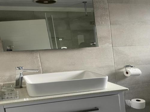 哈坦柏斯Treklaer Lodge的浴室设有白色水槽和镜子