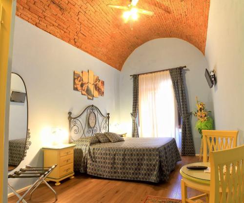蒙特普齐亚诺拉特拉莎迪蒙泰普尔恰诺酒店的一间卧室设有一张床和一个大窗户