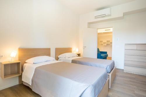 皮内托Villa Mare Pineto的酒店客房,设有两张床和镜子