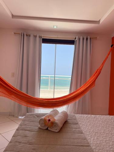 Barra de TabatingaPraia das Tartarugas的一间卧室设有一张床,享有海景