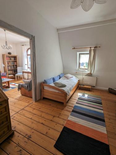 米特韦达Apartment-Mansardwohnung的一间卧室设有一张床和一间客厅。