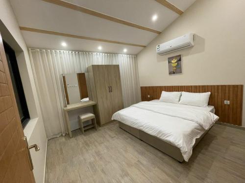 欧普尔شاليهات النرجس的一间小卧室,配有一张床和空调