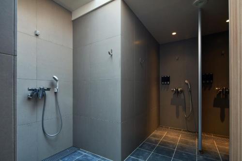 东京TOKIO's HOTEL的浴室设有玻璃门和淋浴间