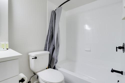 阿林顿Modern & Charming Apt With Rooftop @pentagon City的浴室配有卫生间、浴缸和水槽。