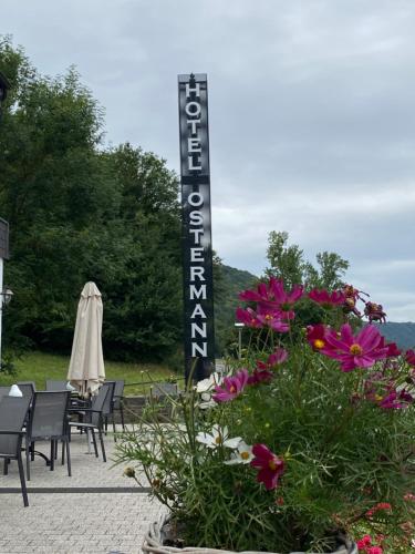 特赖斯-卡尔登奥斯特曼酒店的鲜花餐厅入口的标志