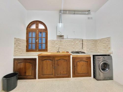 DjerbaMaison Karima的厨房配有水槽和洗衣机