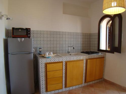 兰佩杜萨Holiday House Lampedusa的厨房配有冰箱和水槽