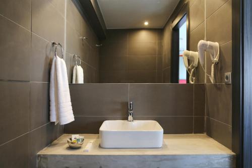 斯基亚索斯镇Design Architectonika的一间带水槽和镜子的浴室