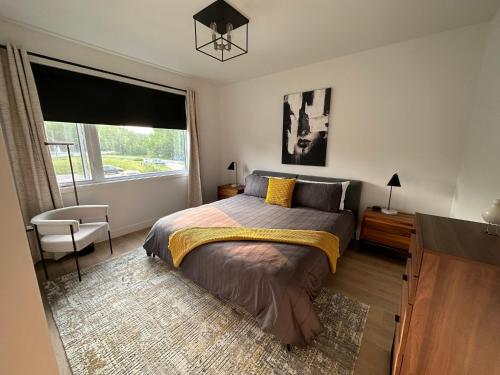 OrfordLe Joford的一间卧室设有一张大床和一个窗户。