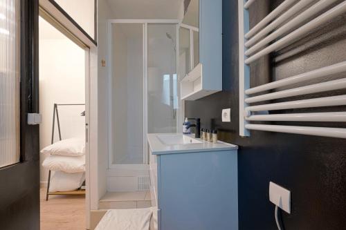 巴黎Modern Studio Apartment for 3的一个带水槽和镜子的小厨房