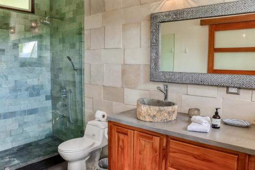 奎波斯城Jungle Jewel的一间带水槽、卫生间和淋浴的浴室