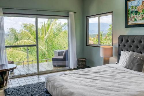 奎波斯城Jungle Jewel的一间卧室设有一张床和一个大窗户