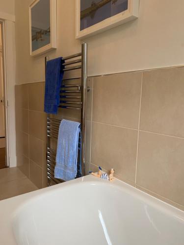 爱丁堡Tranquil Haven Murrayfield的带浴缸和毛巾架的浴室