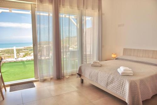 锡库利亚纳马里纳Villa Quantum的一间卧室设有一张床和一个大窗户