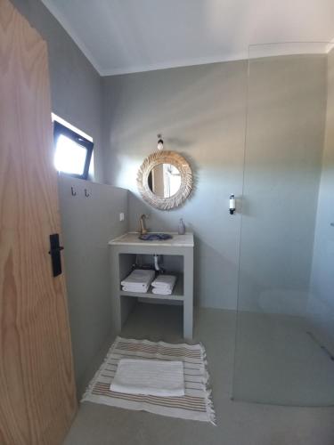 贝雅Quinta do Castelo的带淋浴、盥洗盆和镜子的浴室