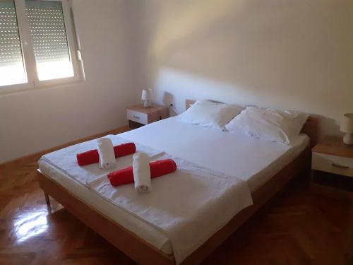 Gornja ToplicaApartman Predah Banja Vrujci的一间卧室配有一张带两张蜡烛的床。