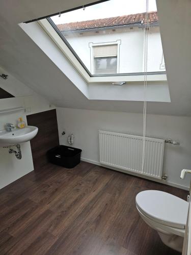 劳特阿赫VlbgApart Lauterach Bu76的浴室配有卫生间、水槽和天窗。