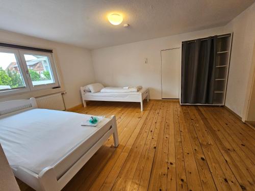 劳特阿赫VlbgApart Lauterach Bu76的卧室配有白色的床和窗户。