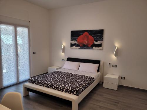 伊索拉戴里费米尼SP Rooms的卧室配有一张挂着红花的床。