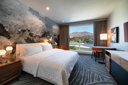 阿卡迪亚Le Méridien Pasadena Arcadia的酒店客房设有一张床和一个大窗户