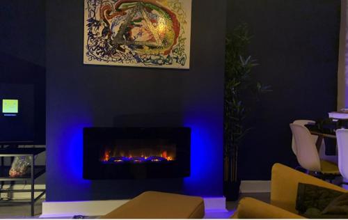 康塞特Shotley Bridge - Large Stylish 3 Bedroom Apartment的客厅设有蓝色灯光壁炉