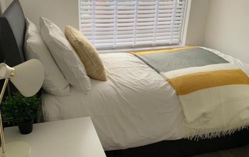 康塞特Shotley Bridge - Large Stylish 3 Bedroom Apartment的卧室配有带枕头的白色床和窗户。
