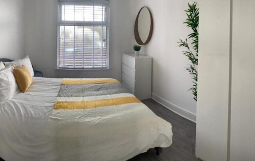 康塞特Shotley Bridge - Large Stylish 3 Bedroom Apartment的白色卧室配有床和镜子