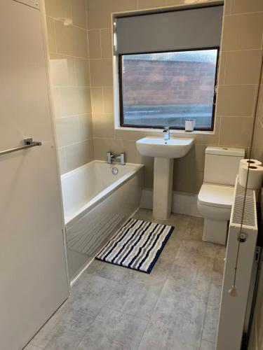 康塞特Shotley Bridge - Large Stylish 3 Bedroom Apartment的带浴缸、盥洗盆和卫生间的浴室