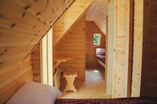 马德里Camping Osuna的小木屋,房间内设有床