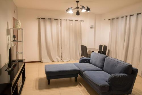 波多诺伏Vannimar Lounge的客厅配有蓝色的沙发和桌子