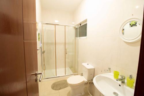 波多诺伏Vannimar Lounge的带淋浴、卫生间和盥洗盆的浴室