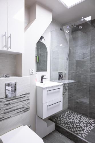 华沙ClickTheFlat Pereca City Centre Apart Rooms的带淋浴和盥洗盆的白色浴室