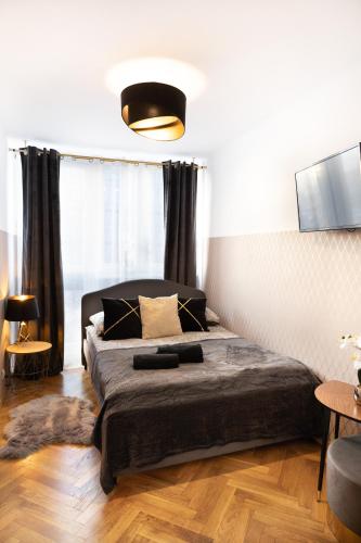 华沙ClickTheFlat Pereca City Centre Apart Rooms的一间卧室设有一张大床和一个大窗户