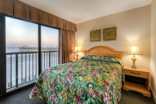 默特尔比奇Kingfisher Inn的一间卧室配有一张床,享有海景
