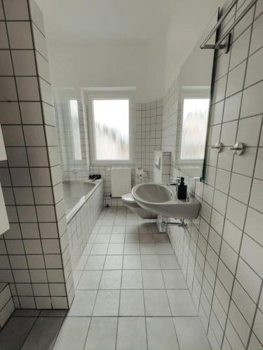 科布伦茨Geräumige 3-Schlafzimmer-Wohnung in Koblenz nahe Uni的白色的浴室设有水槽、浴缸和浴缸。