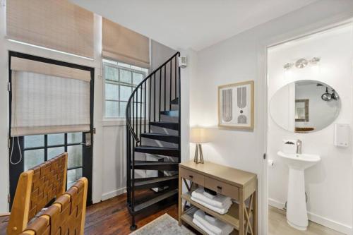查尔斯顿Exclusive Open Loft in Downtown Charleston的一间带楼梯和盥洗盆的浴室