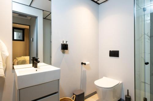 德班Luxury Bellagio 003 One Bed with Inverter的浴室配有白色水槽和卫生间。