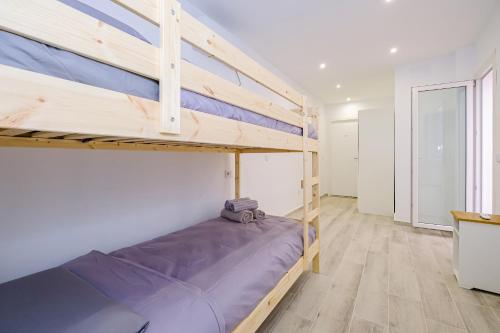 托雷维耶哈Apartment 8 pers, equipped, 1 min Playa del Cura - 27B的一间卧室配有双层床。