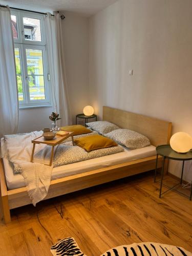 格拉茨Wohnung in Graz的一间卧室配有一张桌子和一张床铺