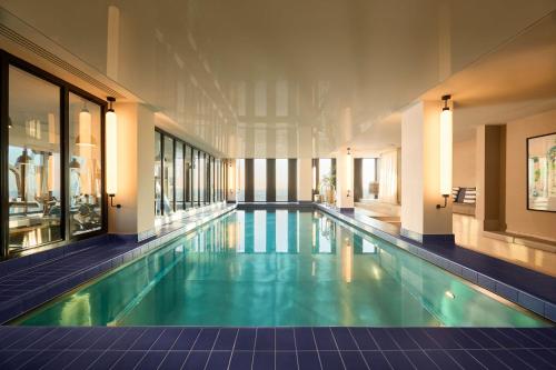 慕尼黑Adina Apartment Hotel Munich的大楼内的大型游泳池