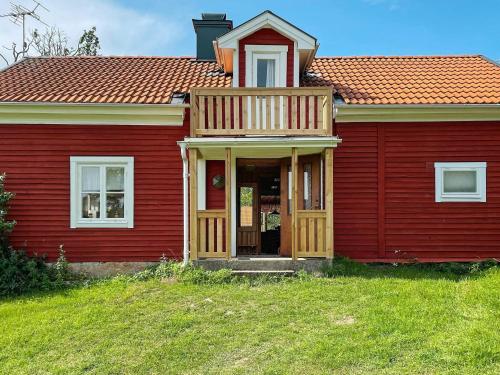 瓦尔德马什维克8 person holiday home in VALDEMARSVIK的红色房子,有红色屋顶