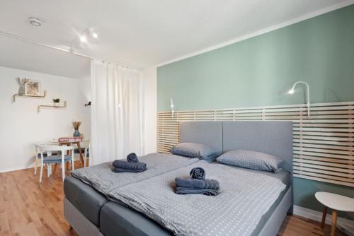 凯撒斯劳滕Amalfi Apartments A01 - gemütliche 2 Zi-Wohnung mit Boxspringbetten und smart TV的一间卧室配有一张大床和毛巾
