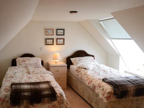 瑟索Keith House的一间卧室设有两张床和窗户。