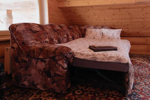 旧皮耶巴尔加自治市Viesu nams “Kalna Raskumi”的客厅的沙发与桌子
