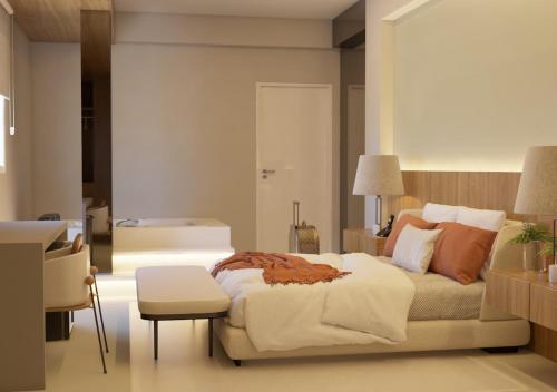 巴西利亚Roma Hotel by H Hotéis - Airport的卧室配有1张床、1张桌子和1把椅子