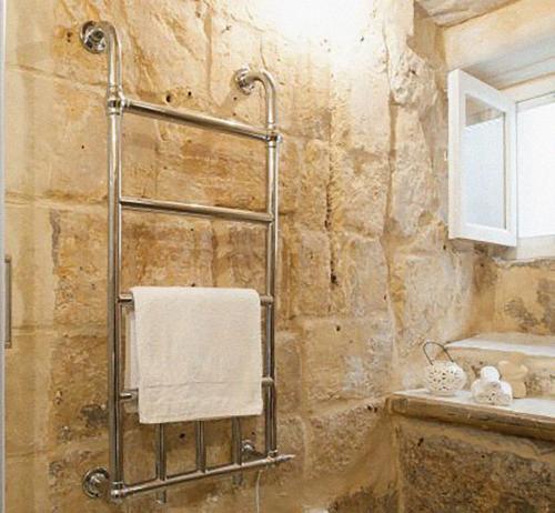 森格莱阿Dar Isla, in the heart of the Three Cities, Malta的带淋浴的浴室,毛巾架上配有毛巾