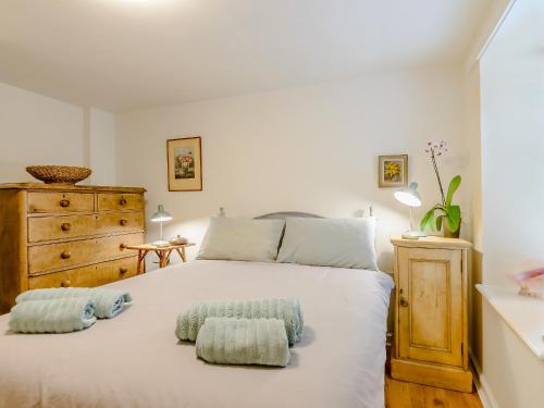贝尔福德Millers Cottage的卧室配有白色的床和两个枕头