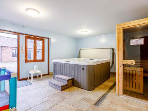 Runcton Holme普尔林巴恩度假屋的一间带浴缸的浴室