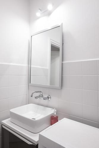 华沙ClickTheFlat Wilcza 35 City Center Apart Rooms的白色的浴室设有水槽和镜子