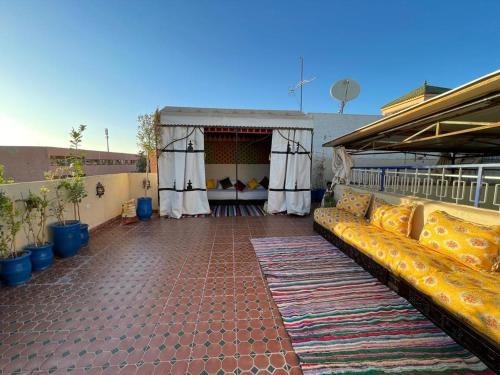 马拉喀什Riad Mama Toutou的一座户外庭院,位于一座建筑中,配有沙发